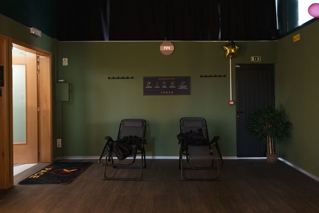 Entrada da zona de recuperação, com cadeirões e luz natural