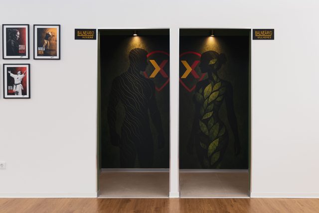 Portas decoradas com o símbolo XPACE