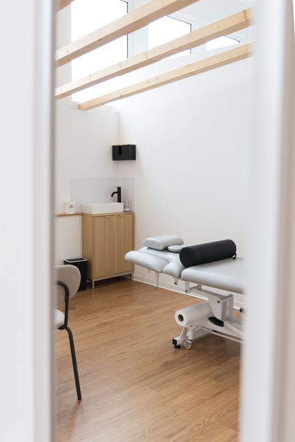 Marquesa e secretária no gabinete de fisioterapia