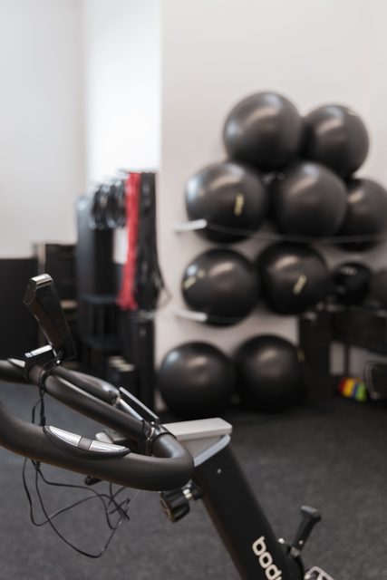 Bolas e equipamento na zona de treino