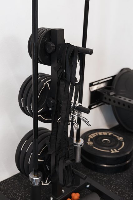 Pesos e discos de treino organizados num suporte