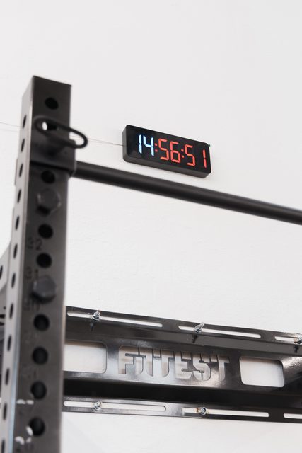 Estrutura de treino e relógio digital na parede