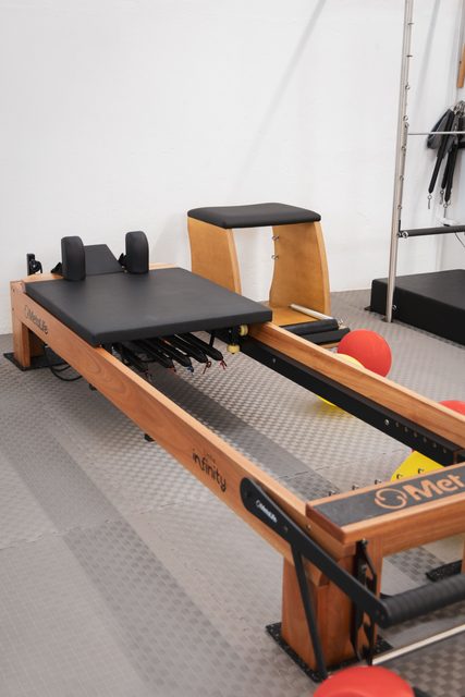 Equipamento de Pilates no espaço de treino