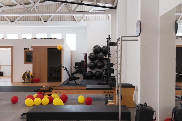 Vista da sala de treino com bolas e equipamento