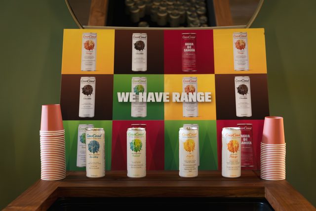 Expositor de bebidas junto à zona de banhos