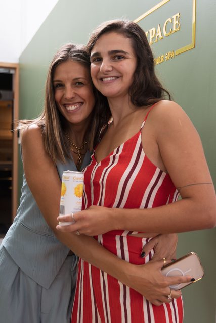 Duas convidadas posam juntas durante a festa