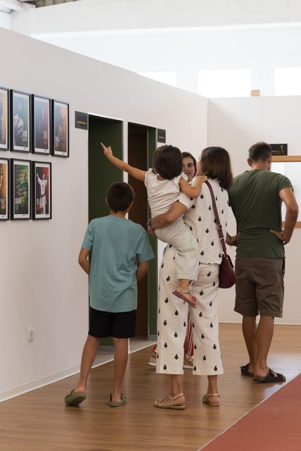 Convidados visitam o espaço durante a inauguração