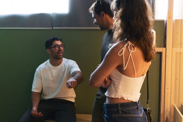 Convidados à conversa junto à janela