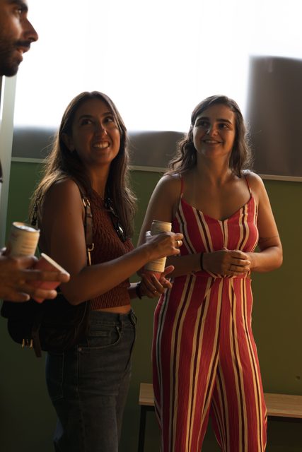 Duas convidadas conversam na zona de recuperação