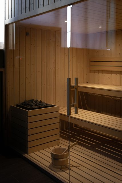 Interior da sauna com bancos de madeira