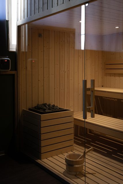 Aquecedor e bancos no interior da sauna