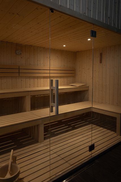 Bancos e iluminação no interior da sauna