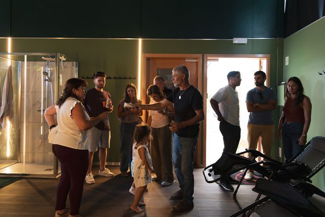 Convidados visitam a zona de banhos e descanso