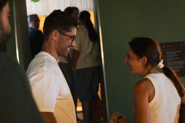 Dois convidados conversam na zona de recuperação