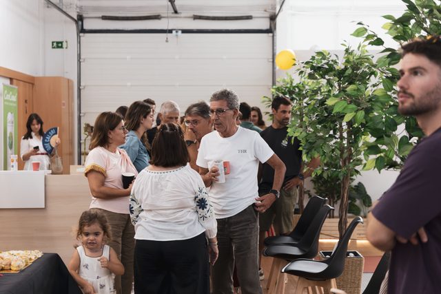 Convidados reunidos junto à entrada do espaço